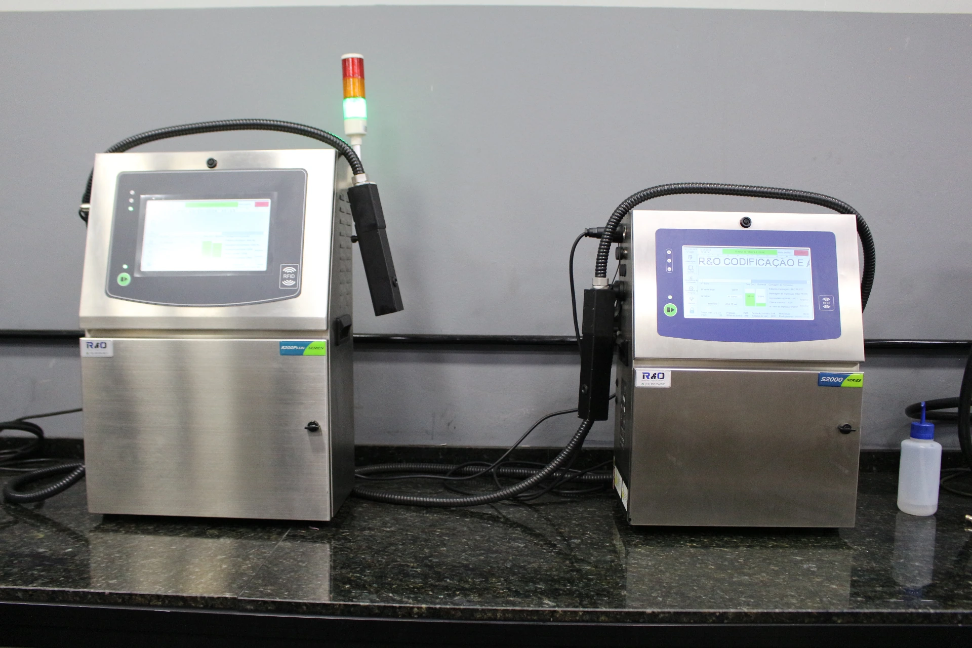 Técnico R&O realizando manutenção em impressora inkjet Domino A200